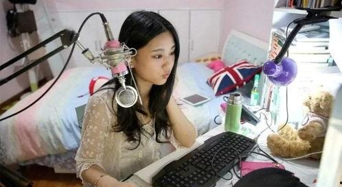 娱乐主播吃瓜直播边写字边讲